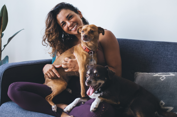 Mulher no sofá com seus dois Pets